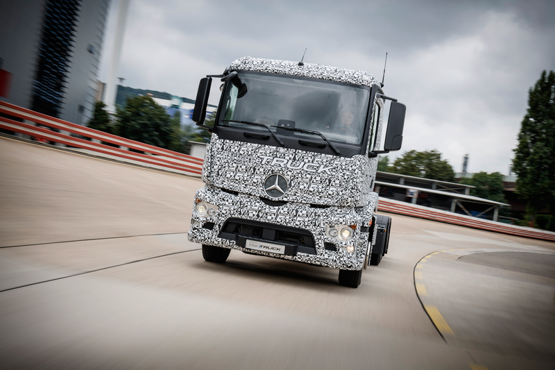 Illustration for article titled The First Electric Big Rig Is A 26-Ton Hauler From Mercedes With Zero Emissions